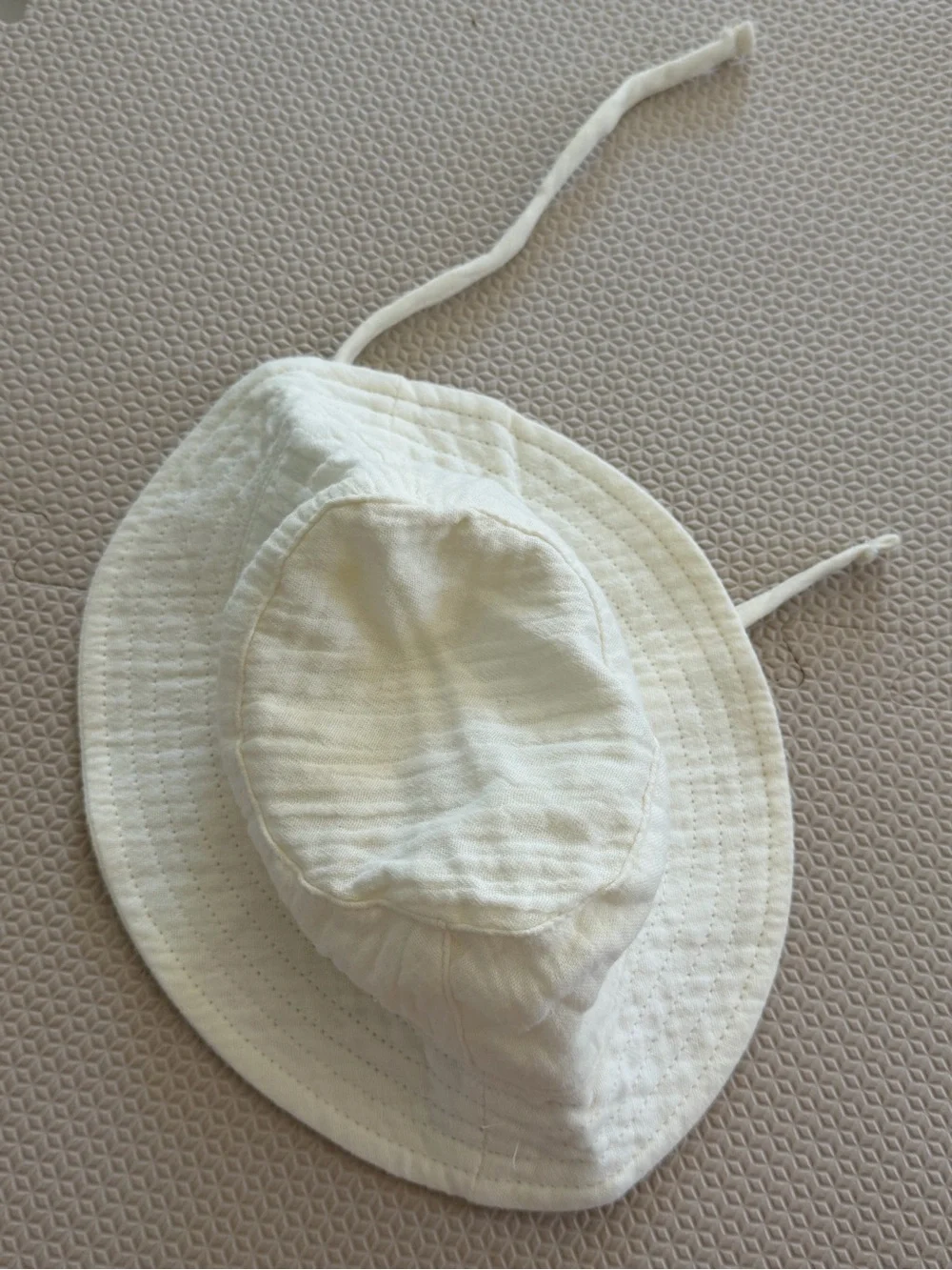 Zara Baby White Bucket Hat with Chin Ties